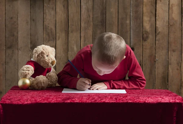 Petit garçon écrivant une lettre pour le Père Noël — Photo