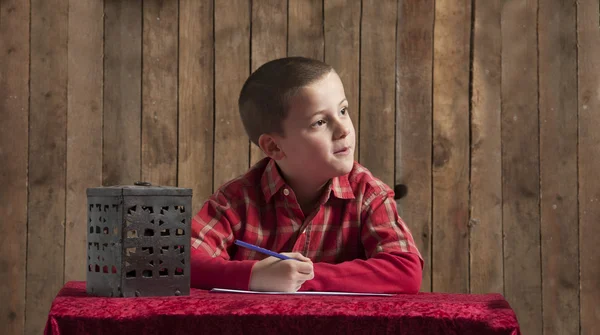 Маленький мальчик пишет письмо для Санты — стоковое фото