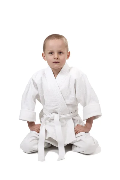 judo kimono içinde oturmuş çocuk,