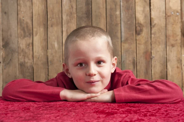 Portret małego chłopca w czerwonej — Zdjęcie stockowe