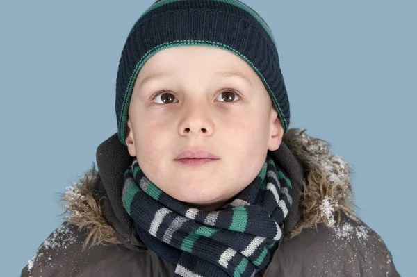 Retrato de menino com chapéu de malha e cachecol — Fotografia de Stock