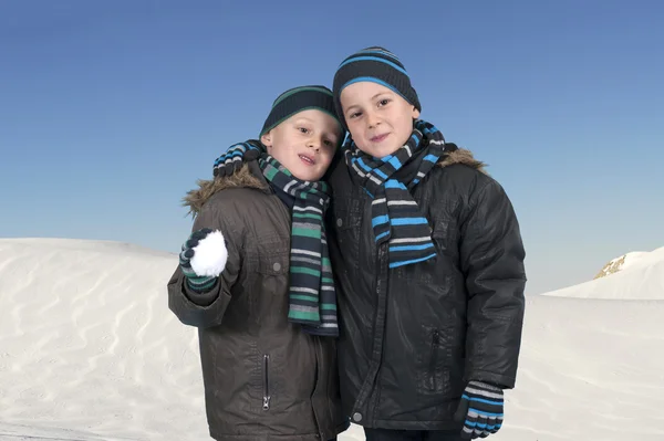 Jongens buiten in de sneeuw — Stockfoto