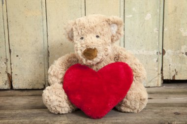 Kırmızı kalpli şirin ayıcık