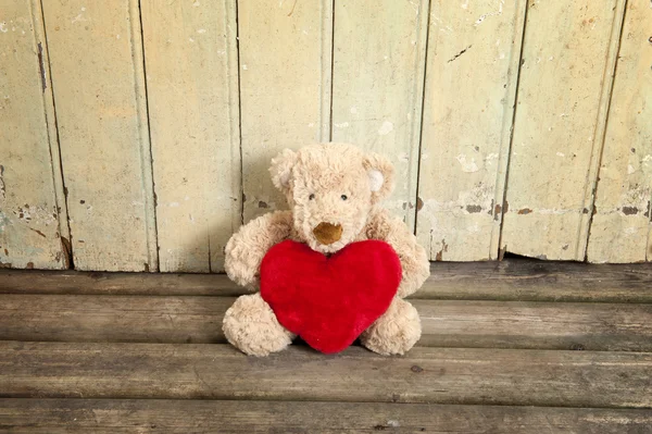 Urso de pelúcia bonito com coração vermelho — Fotografia de Stock