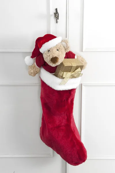 Chaussette de Noël avec ours en peluche et cadeaux — Photo