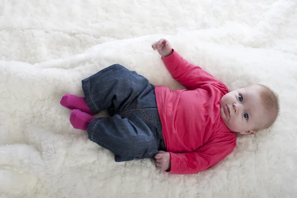 Bebé acostado en una alfombra — Foto de Stock