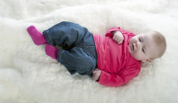 Baby liggend op een tapijt — Stockfoto