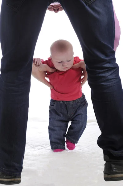 Padre aprendiendo su bebé caminando — Foto de Stock