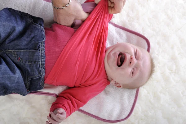 Plačící dítě se svlékla — Stock fotografie