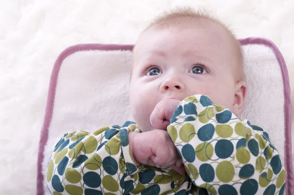 Baby saugt seinen Daumen — Stockfoto