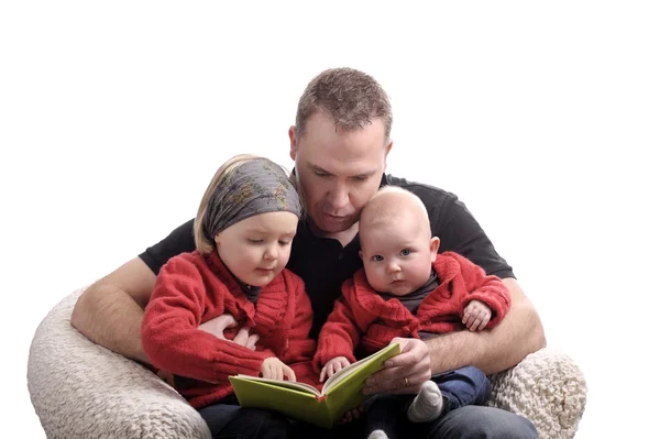 Père lisant une histoire à ses deux petites filles — Photo