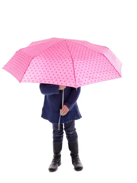 어린 소녀 핑크 도트 우산 아래 숨어 — 스톡 사진