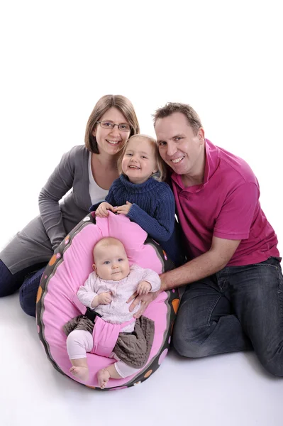 Famiglia felice isolato su bianco — Foto Stock