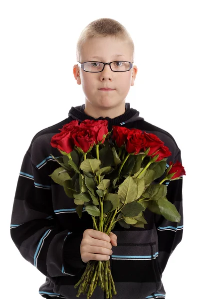 Dia das mães: menino com buquê de rosas vermelhas — Fotografia de Stock