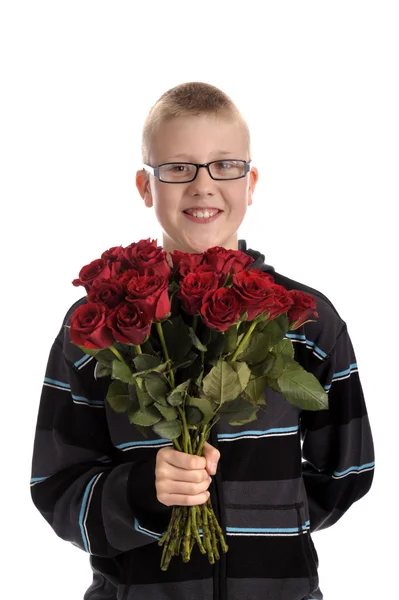 Mors dag: pojke med bukett av röda rosor — Stockfoto
