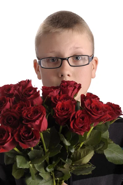 母の日。赤いバラの花束を持つ少年 — ストック写真