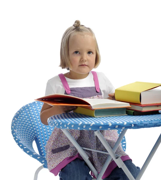 Weinig meisje lezen van boeken — Stockfoto