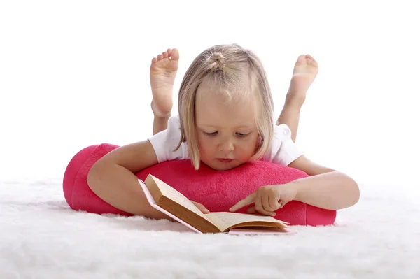 Bambina che legge un libro sul pavimento — Foto Stock