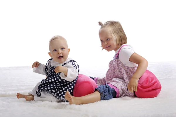 Kleine zusters samenspelen — Stockfoto