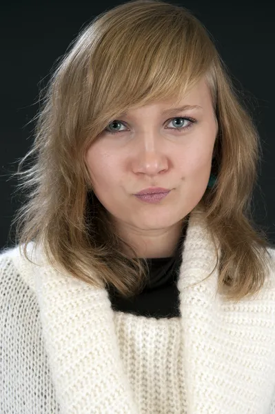 Porträt einer jungen blonden Frau, die Gesichter macht — Stockfoto