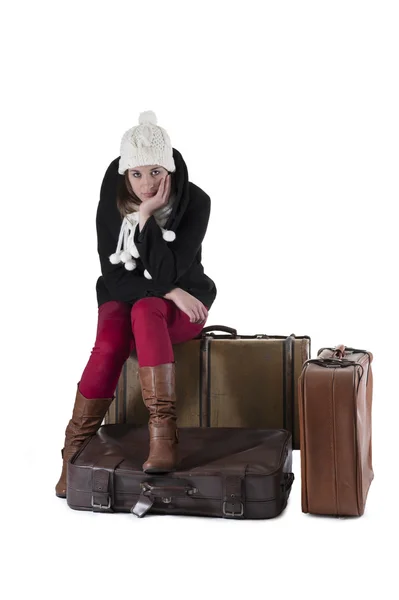 Молодая женщина сидит в чемоданах , — стоковое фото