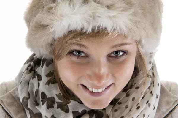 Młoda kobieta uśmiechający się z futro kapelusz — Zdjęcie stockowe