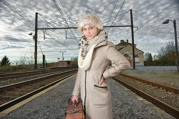 Treni wating kadın — Stok fotoğraf