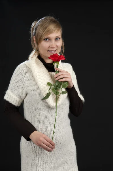 Mladá žena s růží — Stock fotografie