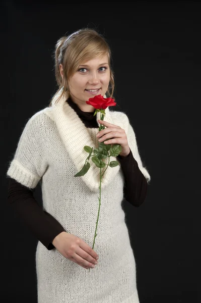 Jeune femme avec rose — Photo