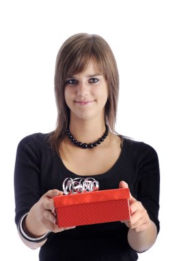 Kırmızı hediye kutusu ile genç kız