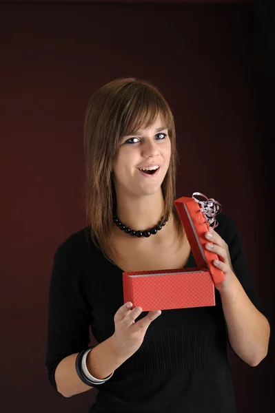 Überraschter Teenager beim Öffnen einer Geschenkbox — Stockfoto