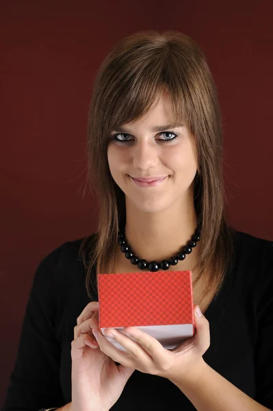 Adolescente sorprendido abriendo una caja de regalo — Foto de Stock