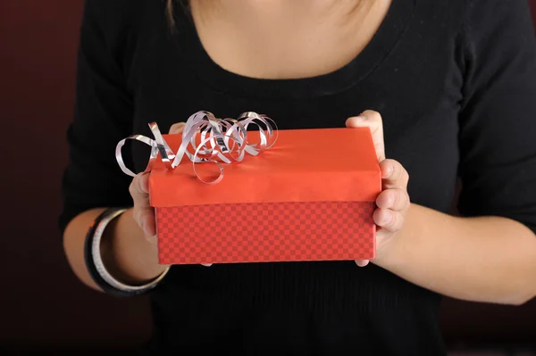 Surprised teenager opening a gift box — Stock Photo, Image