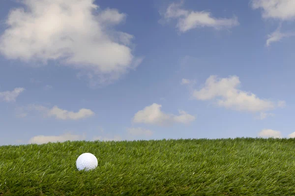 Pelota de golf en el campo de hierba — Foto de Stock