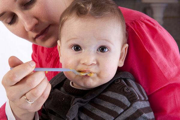 Мама кормит своего ребенка