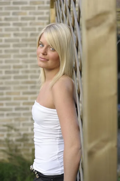 Jonge blonde vrouw buitenshuis — Stockfoto