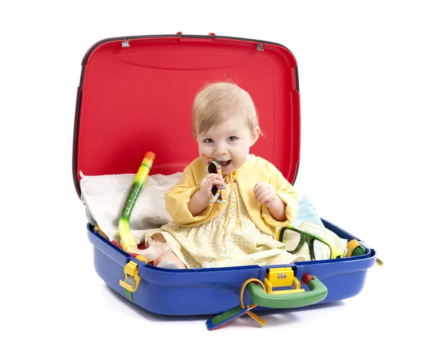 Bébé fille assise dans une valise sur blanc — Photo