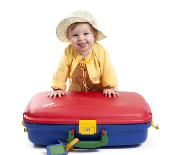 Gülen bebek beyaz üzerine kırmızı ve mavi çanta — Stok fotoğraf