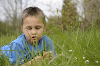 küçük çocuk karnında çim üzerinde yalan