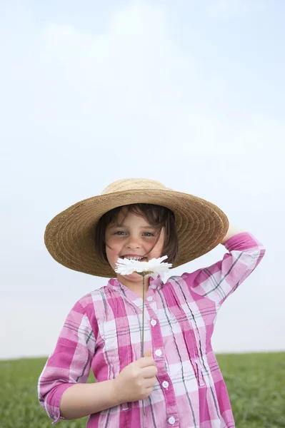 Liten flicka i äng — Stockfoto