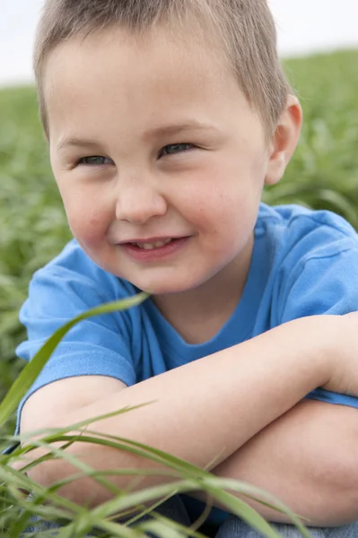 草原の少年 — ストック写真