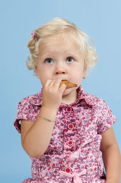 吃饼干的小女孩. — 图库照片