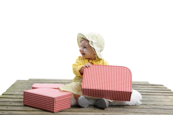 Kırmızı ve beyaz kareli bavul ile kız bebek, — Stok fotoğraf