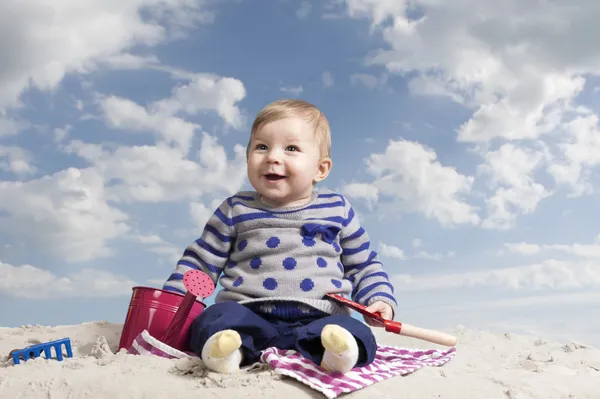 Маленький ребенок играет на пляже — стоковое фото