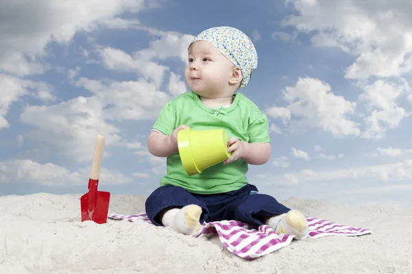 Baby spelen in zand — Stockfoto