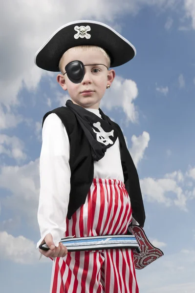 Мальчик в пиратском костюме на открытом воздухе — стоковое фото