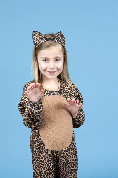 Маленькая девочка, изображенная как леопард на голубом — стоковое фото