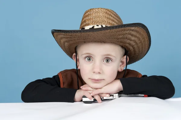 Junge im Cowboy-Outfit, isoliert auf blau — Stockfoto
