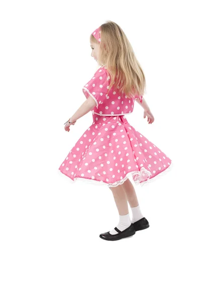 Танцующая маленькая девочка в розовом платье — стоковое фото