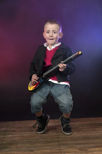 Jongen op het podium met gitaar — Stockfoto